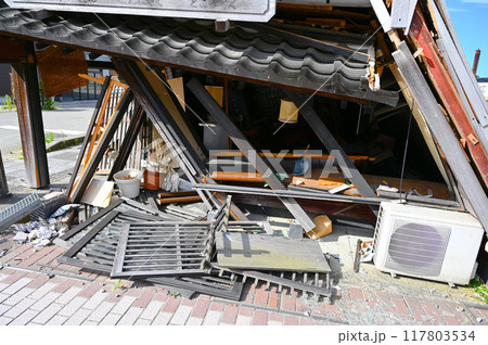 能登半島地震　わいち通り　つぶれた住宅　輪島市 117803534