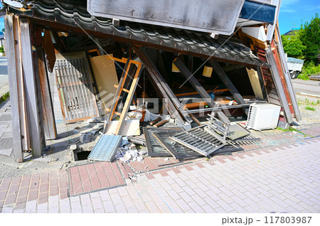 能登半島地震　わいち通り　つぶれた住宅　輪島市 117803987