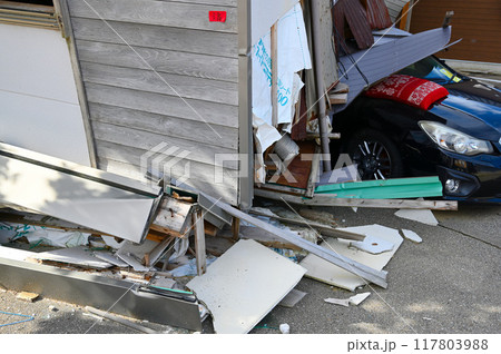 能登半島地震　わいち通り　つぶれた住宅　輪島市 117803988