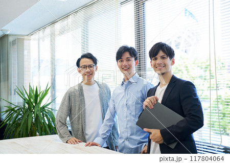 男性3人組 117804064