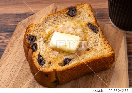 レーズン食パンのバタートースト 117804278