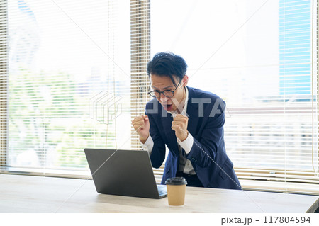 ガッツポーズをして喜ぶ男性 117804594