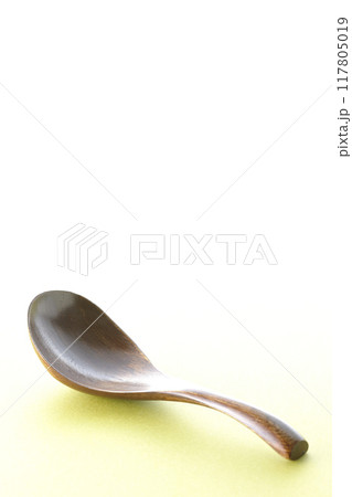 木製のスプーン 117805019