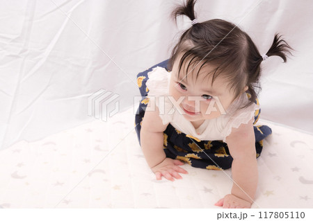 【はいはいを始める髪を結んだ赤ちゃん】 【はいはいを始める髪を結んだ赤ちゃん】 117805110