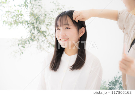 美容室でのヘアセットやカットカラーリングなどの様子の女性 117805162