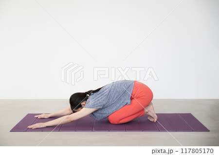ヨガの猫のポーズ ヨガの猫のポーズ 117805170