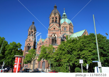 ヨーロッパのドイツ連邦共和国 バイエルン州の州都ミュンヘン イザール川に面する聖ルカ教会 ヨーロッパのドイツ連邦共和国 バイエルン州の州都ミュンヘン イザール川に面する聖ルカ教会 117805510