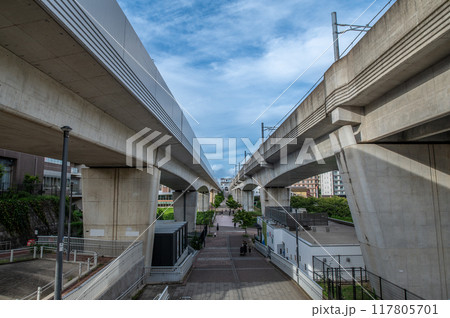 高架下から見上げた歩道橋 高架下から見上げた歩道橋 117805701