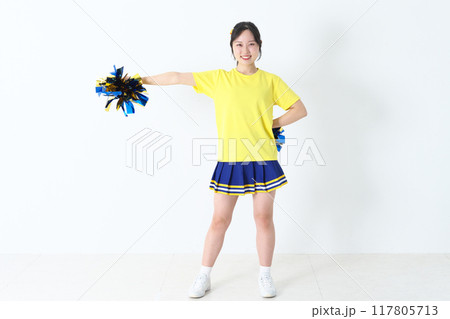 右腕を伸ばしているチアガール 117805713