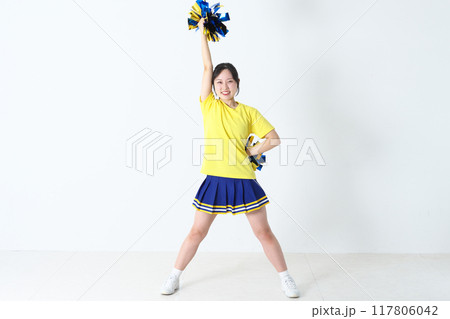 右腕を上げているチアガール 右腕を上げているチアガール 117806042