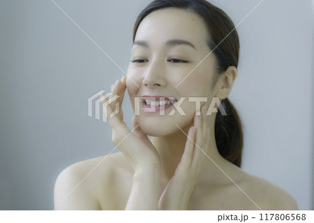お肌のお手入れをする若い女性 お肌のお手入れをする若い女性 117806568