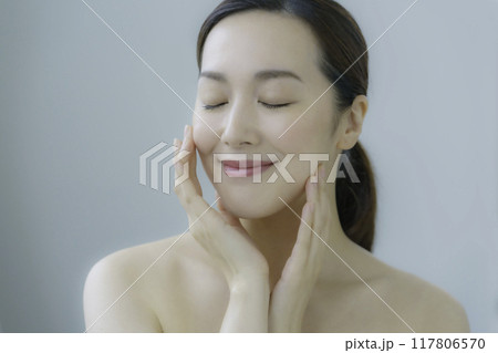 お肌のお手入れをする若い女性 お肌のお手入れをする若い女性 117806570