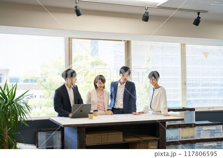 オフィスで打ち合わせをする会社員 オフィスで打ち合わせをする会社員 117806595