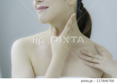 首筋のお肌のお手入れをする若い女性 117806700