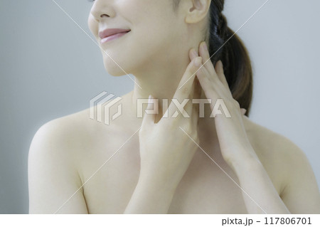 首筋のお肌のお手入れをする若い女性 首筋のお肌のお手入れをする若い女性 117806701