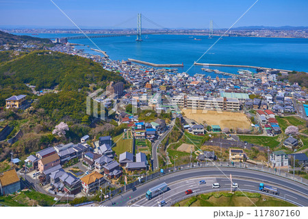 兵庫県の明石海峡に架かる明石海峡大橋を淡路SAから見る 兵庫県の明石海峡に架かる明石海峡大橋を淡路SAから見る 117807160