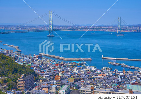 兵庫県の明石海峡に架かる明石海峡大橋を淡路SAから見る 兵庫県の明石海峡に架かる明石海峡大橋を淡路SAから見る 117807161