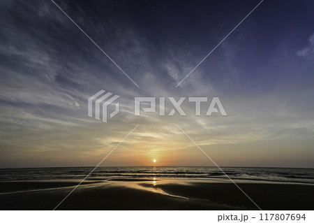 内灘海岸の夕焼け 117807694
