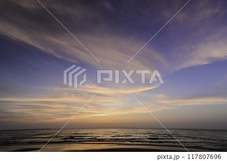 内灘海岸の夕焼け 117807696