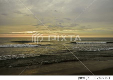 内灘海岸の夕焼け 117807704