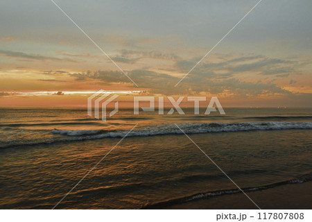 漁火が灯る内灘海岸の夕焼け 漁火が灯る内灘海岸の夕焼け 117807808