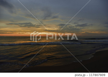 漁火が灯る内灘海岸の夕焼け 漁火が灯る内灘海岸の夕焼け 117807809