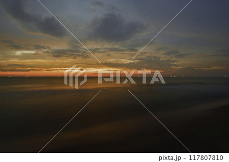 漁火が灯る内灘海岸の夕焼け 漁火が灯る内灘海岸の夕焼け 117807810
