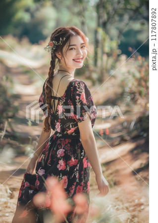 花畑に立つ花柄のワンピースを着たアジア人女性 117807892