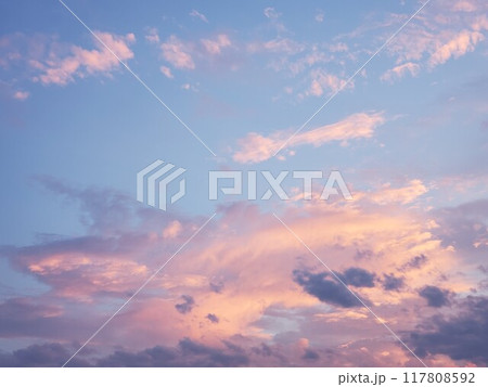 夕暮れ時の淡い色の空-1 117808592