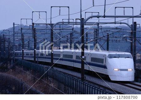 曇天の東海道新幹線を長大編成を連ねて駆け抜ける300系新幹線_2010/2/16撮影 曇天の東海道新幹線を長大編成を連ねて駆け抜ける300系新幹線_2010/2/16撮影 117808700