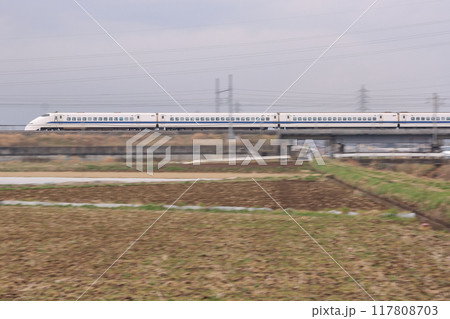 飛ぶように高速で東海道新幹線を駆け抜ける300件新幹線_2010/2/27撮影 117808703