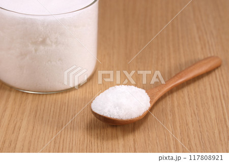スプーンに盛られた砂糖 スプーンに盛られた砂糖 117808921