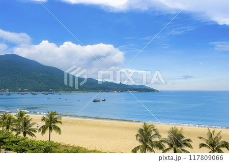 ベトナム・ダナン ミーケービーチとソンチャ山の景観 / Da Nang, VIetnam 117809066