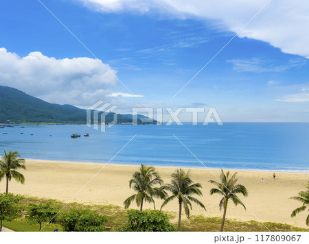 ベトナム・ダナン ミーケービーチとソンチャ山の景観 / Da Nang, VIetnam 117809067