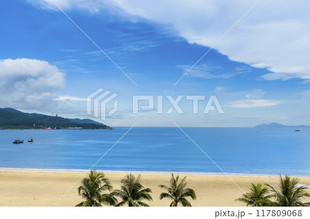 ベトナム・ダナン ミーケービーチとソンチャ山の景観 / Da Nang, VIetnam ベトナム・ダナン ミーケービーチとソンチャ山の景観 / Da Nang, VIetnam 117809068