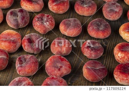 a pile of ripe washed peaches on the table 117809224