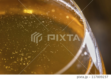 cold apple juice drink in a clear glass 117809237