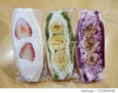 苺とバナナのフルーツサンド3種 117809349