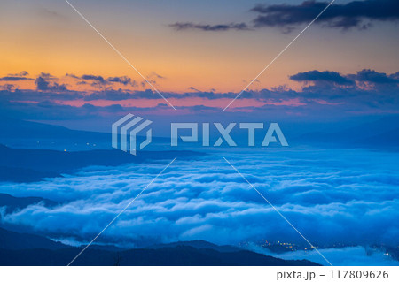 【雲海素材】秋の高ボッチ高原から見る諏訪湖方面の雲海【長野県】 【雲海素材】秋の高ボッチ高原から見る諏訪湖方面の雲海【長野県】 117809626