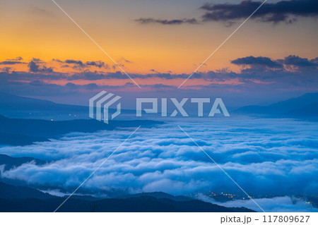 【雲海素材】秋の高ボッチ高原から見る諏訪湖方面の雲海【長野県】 【雲海素材】秋の高ボッチ高原から見る諏訪湖方面の雲海【長野県】 117809627