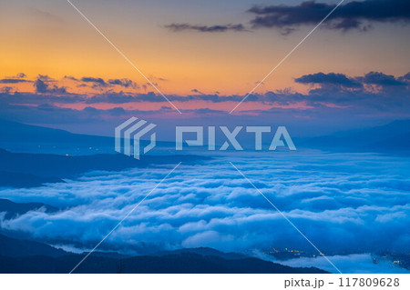 【雲海素材】秋の高ボッチ高原から見る諏訪湖方面の雲海【長野県】 117809628
