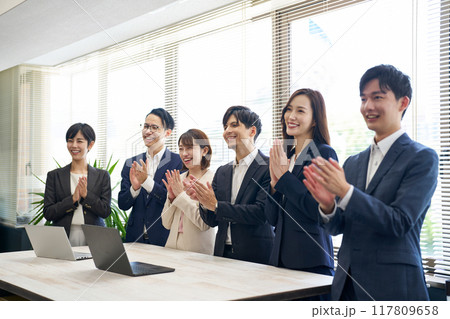 拍手するビジネスマン 117809658