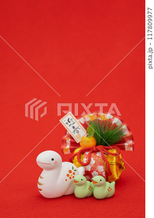巳年 年賀素材 巳の親子と正月飾り 巳年 年賀素材 巳の親子と正月飾り 117809977