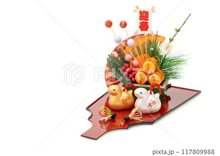 巳年　年賀素材　金銀の福寿巳と羽子板飾り 117809988