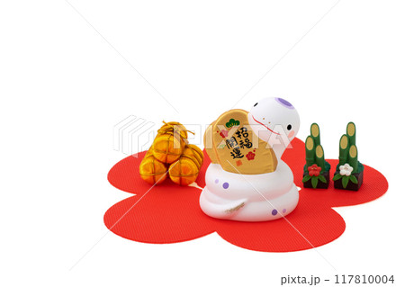 巳年　年賀素材　紅梅の上で小判を持ったとぐろを巻く白巳 117810004