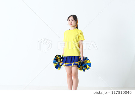 笑顔で立っているチアガール 117810040