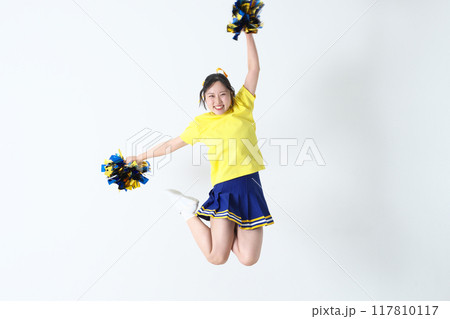 ジャンプしているチアガール 117810117