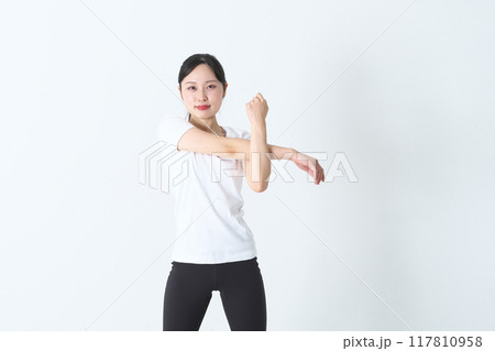 ストレッチをしている20代の女性 ストレッチをしている20代の女性 117810958