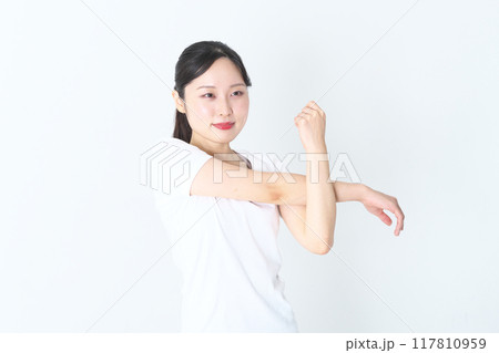 ストレッチをしている20代の女性 ストレッチをしている20代の女性 117810959