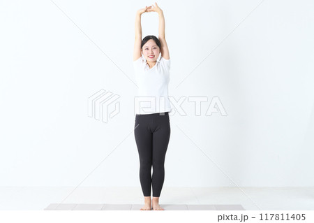 ストレッチをしている20代の女性 ストレッチをしている20代の女性 117811405